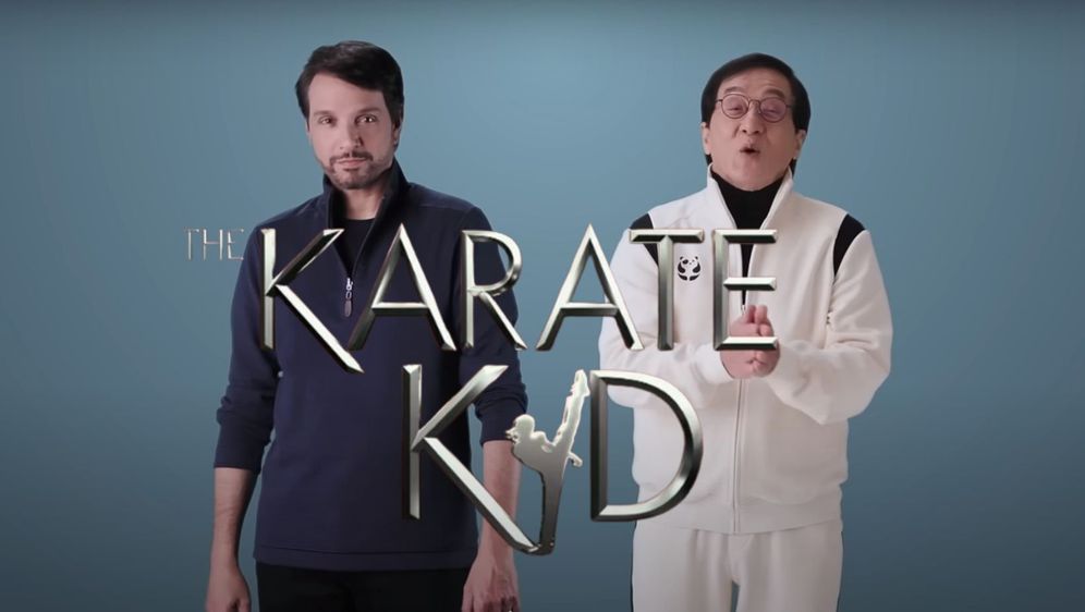 Glumci Jackie Chan i Ralph Macchio stoje dok predstavljaju novi film Karate Kid