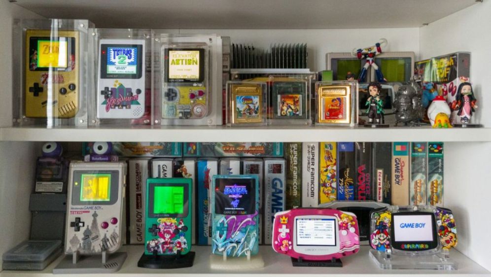 Nintendo kolekcija uređaja i igara na polici
