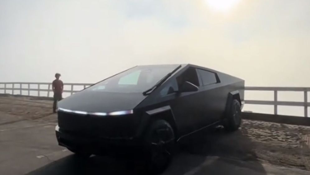 Crni Tesla Cybertruck parkiran na plaži