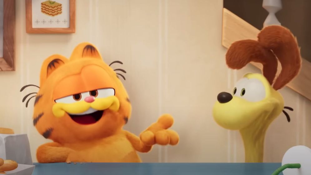 Mačak Garfield i pas Odie stoje i pričaju