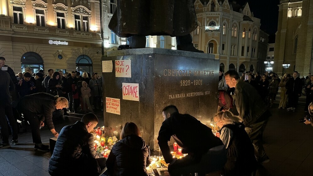 Građani Novog Sada pale svijeće za poginule