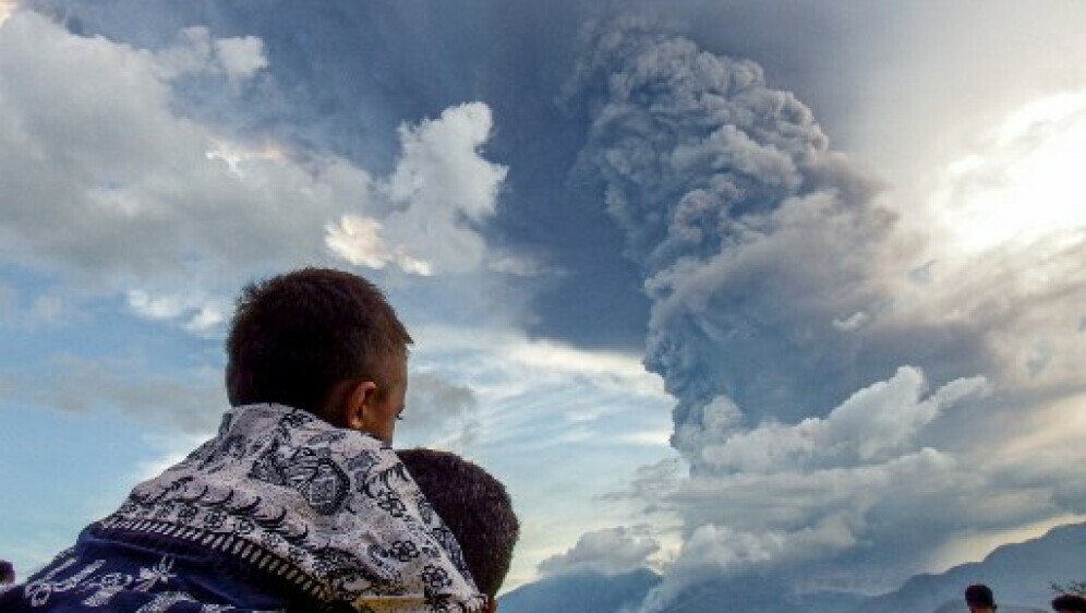 Stanovnici Indonezije gledaju erupciju vulkana