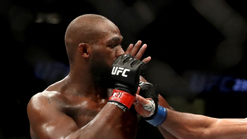 Jon Jones u starim UFC rukavicama