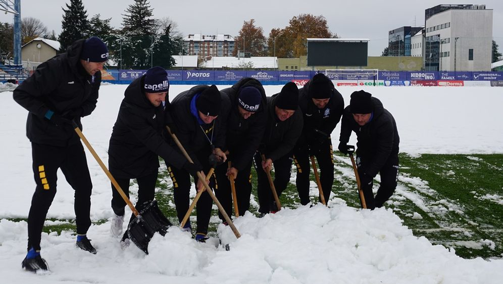 Čišćenje snijega na stadionu u Varaždinu