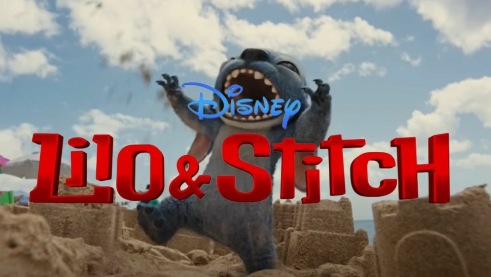 Stitch iz filma Lilo i Stitch na plaži i naslov filma