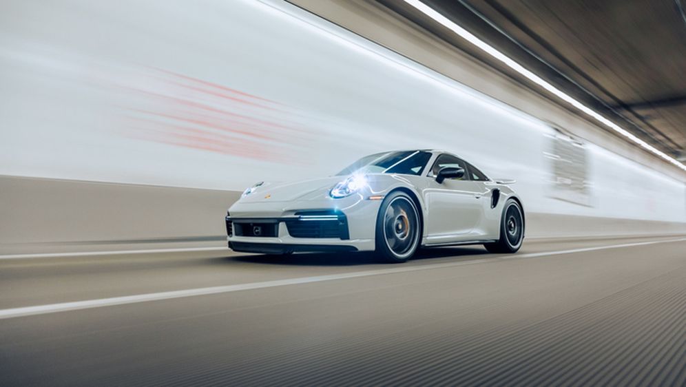 Porsche u tunelu