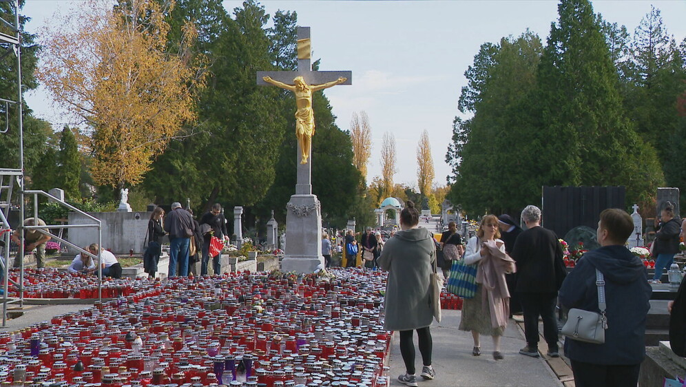 Vjernici na groblju na Dušni dan - 3