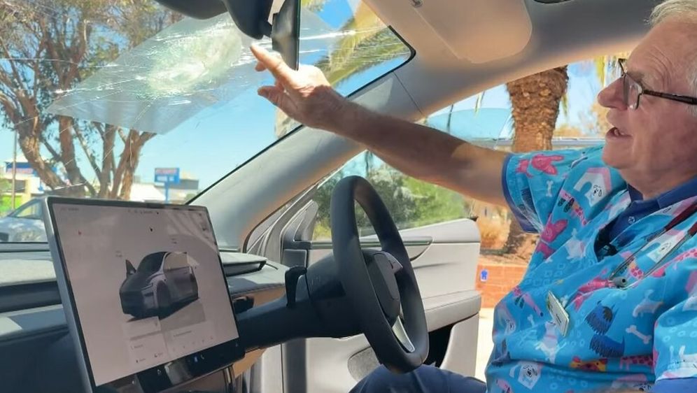 Andrew Melville-Smith pokazuje razbijeno vjetrobransko staklo u svojoj Tesli