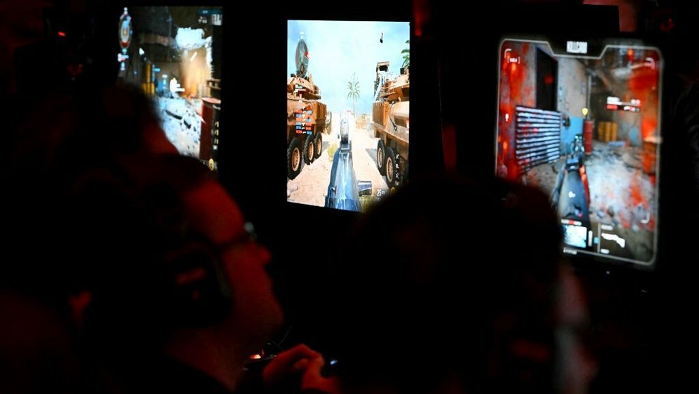 Gameri igraju Call of Duty, ilustracija