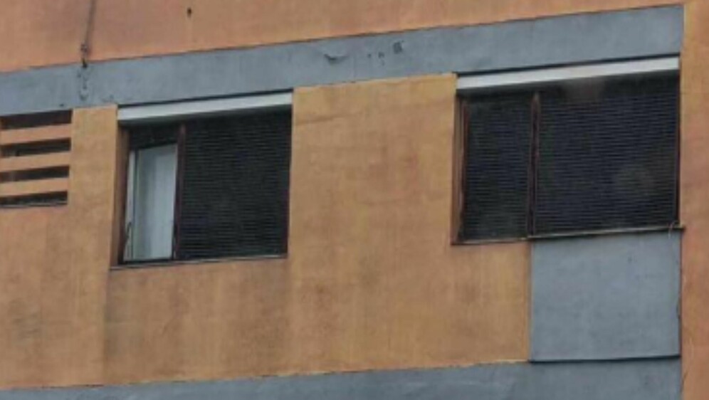 Neobični izum ispred prozora zgrade