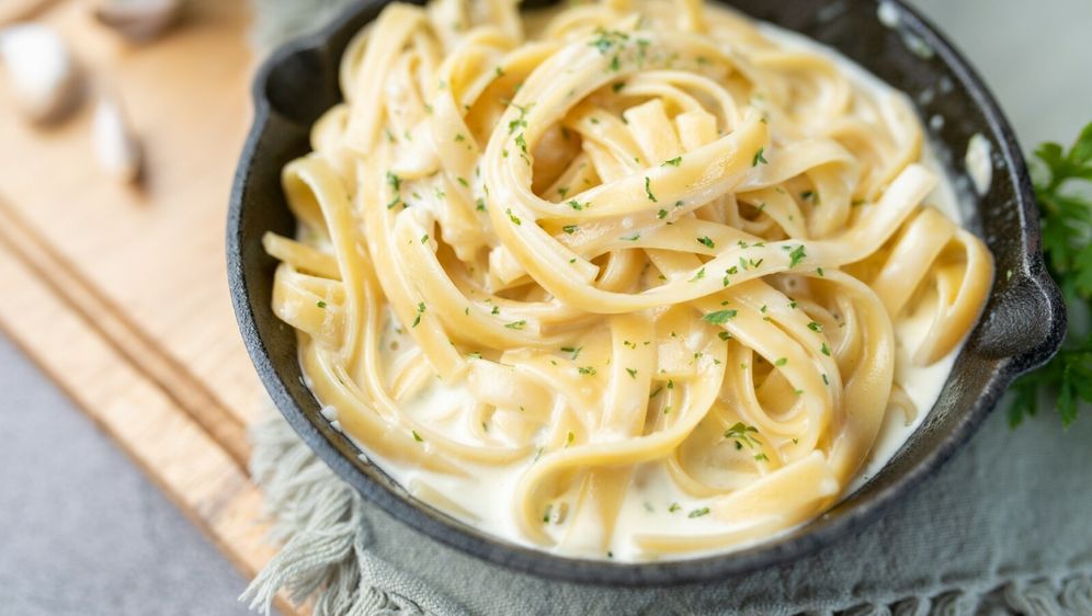 Tjestenina u kremastom umaku od zrnatog sira