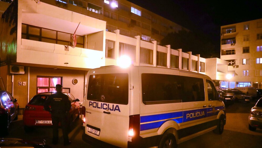 Policija ispred prostora kotara Blatine gdje se trebao održati događaj SNV-a