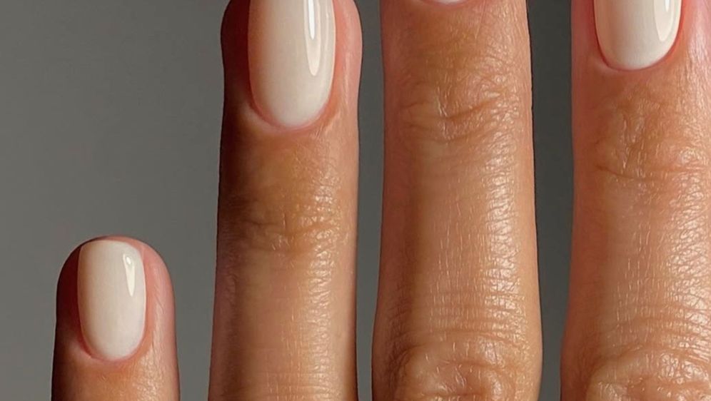 Manikura u sjajnoj boji vanilije