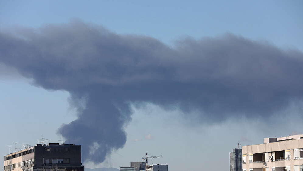 Oblak crnog dima uslijed požara u Svetoj Nedelji vidi se i u Zagrebu - 3