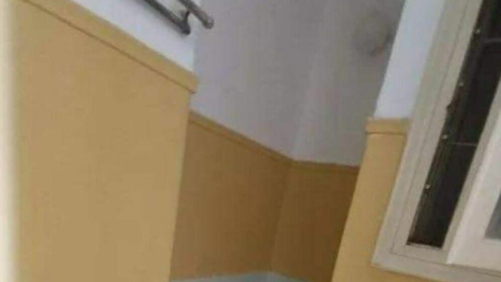 Neobično postavljena kada u kupaonici