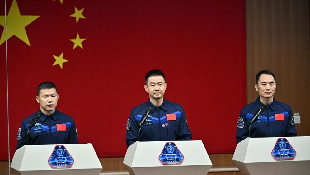 Astronauti Wang Jie, Chen Dong i Chen Zhongrui