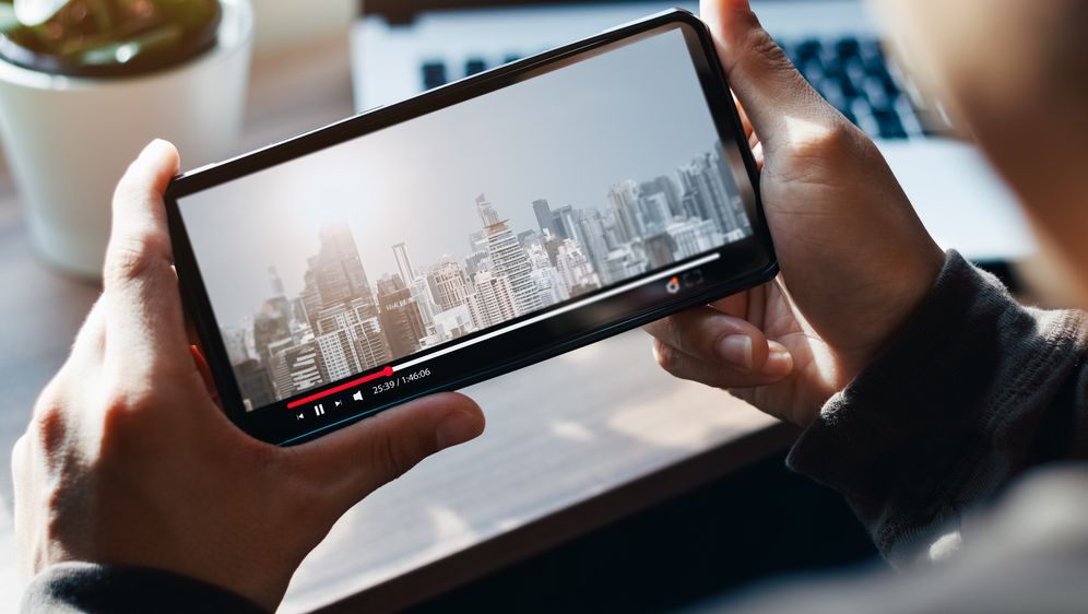 Gledanje videa na telefonu, ilustracija