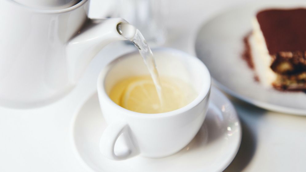 Zahvaljujući polifenolima, bijeli čaj može pomoći u zaštiti kože od štetnih vanjskih utjecaja i prijevremenog starenja