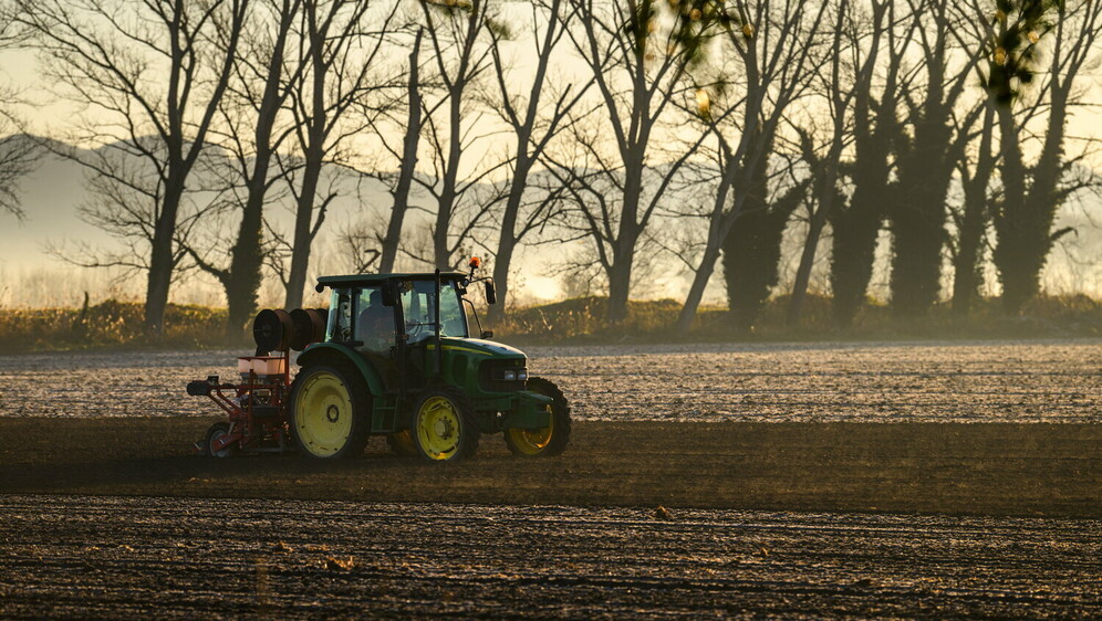 Ilustracija; traktor