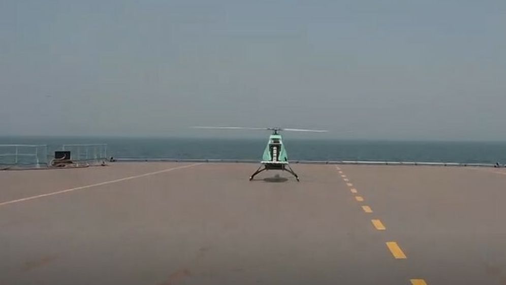 AR-500CJ slijeće na palubu mini nosača dronova