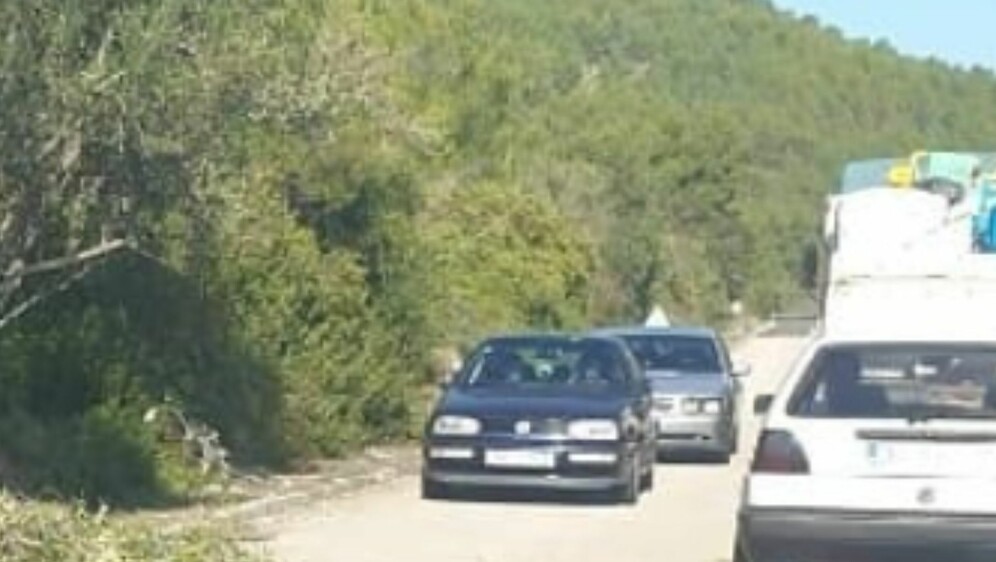 Kolona u prometu u Dalmaciji i starci koji obrezuju masline