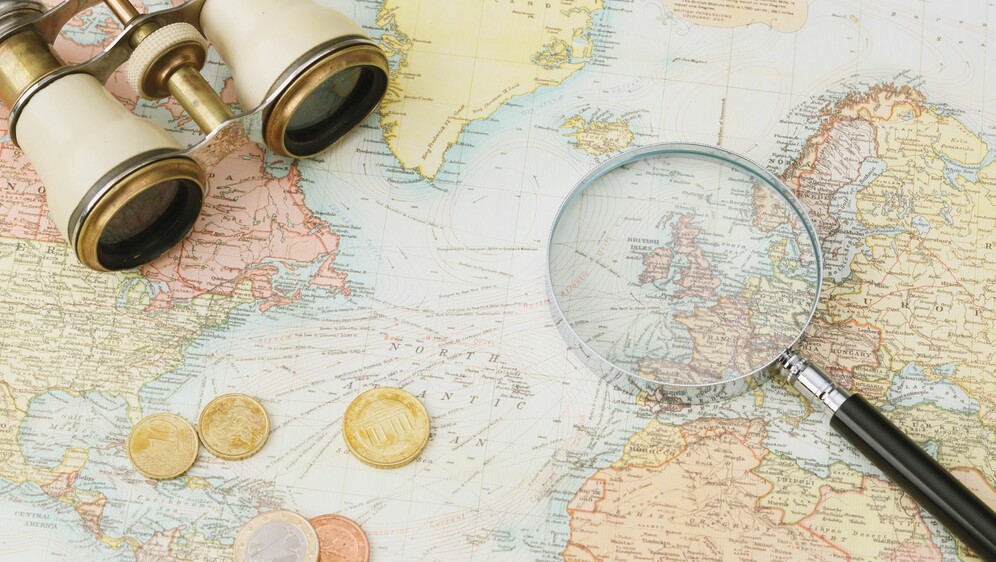 Karta svijeta uz dalekozor i povećalo