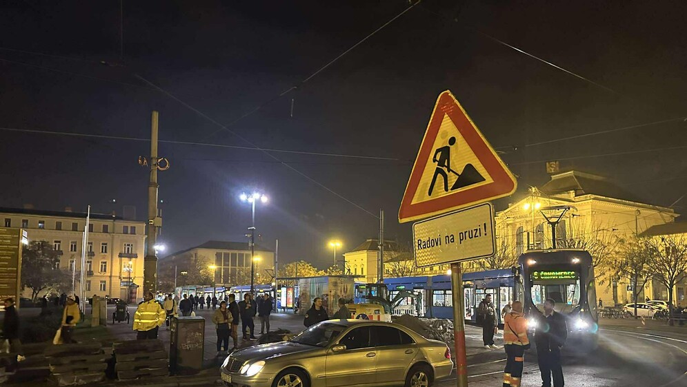 Automobil propao između tračnica kod Glavnog kolodvora - 4