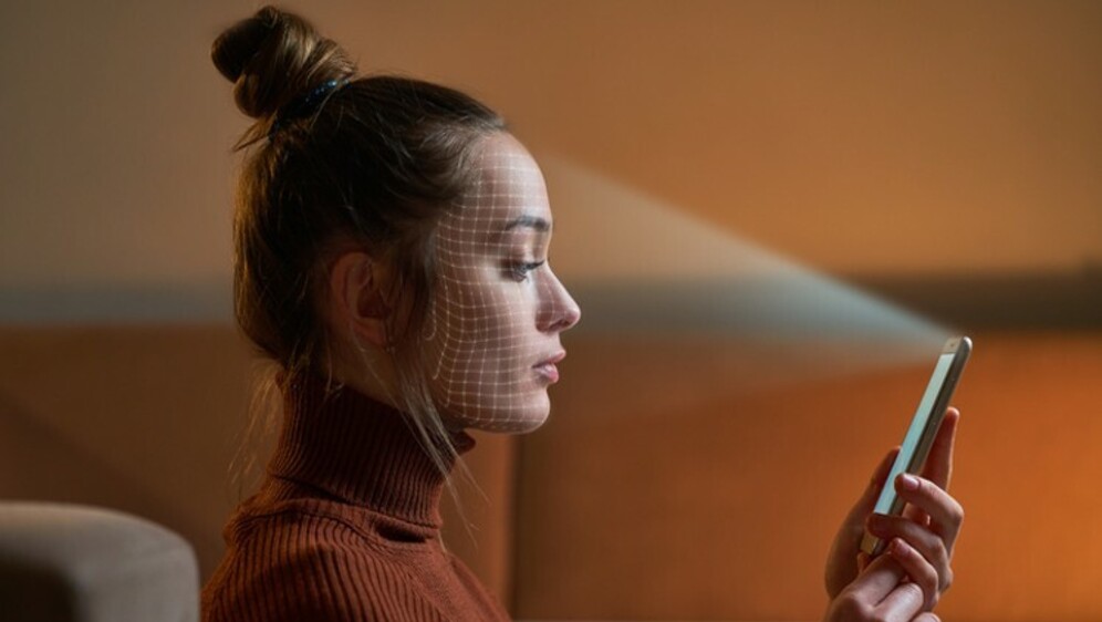 Kad kažeš da ne koristiš umjetnu inteligenciju, ona se samo nasmije i otključa tvoj mobitel