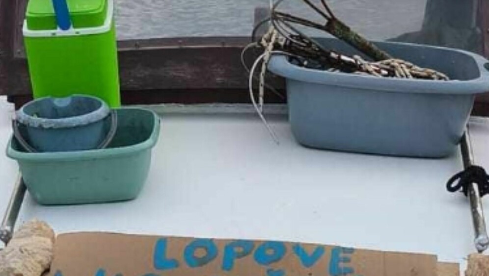 Urnebesna prijetnja napisana na komadu kartona na brodu