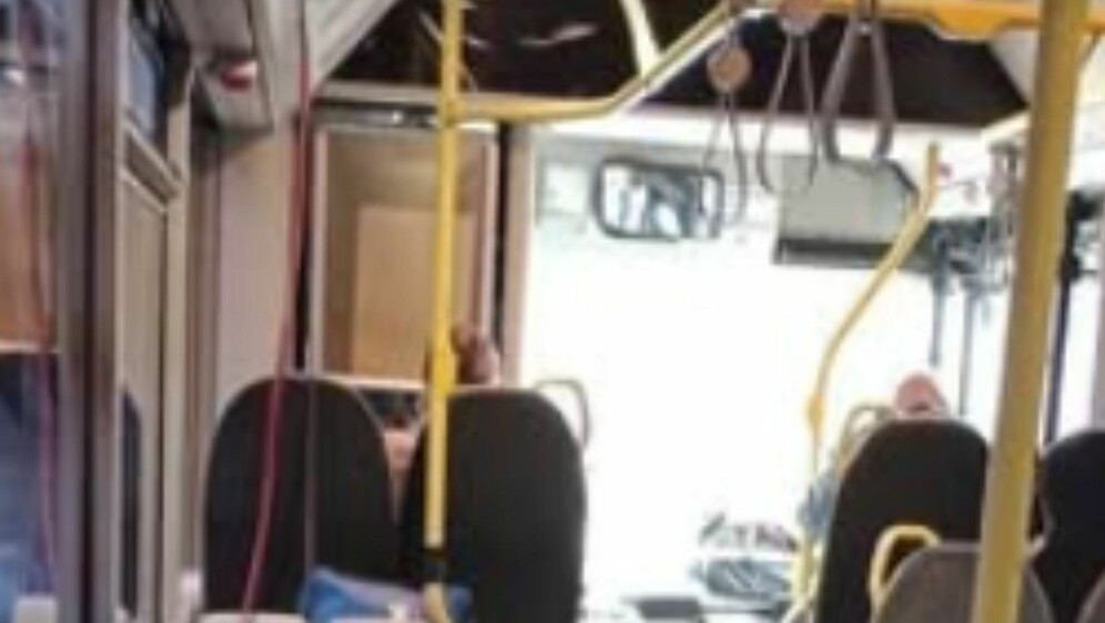 Crni kauč u autobusu