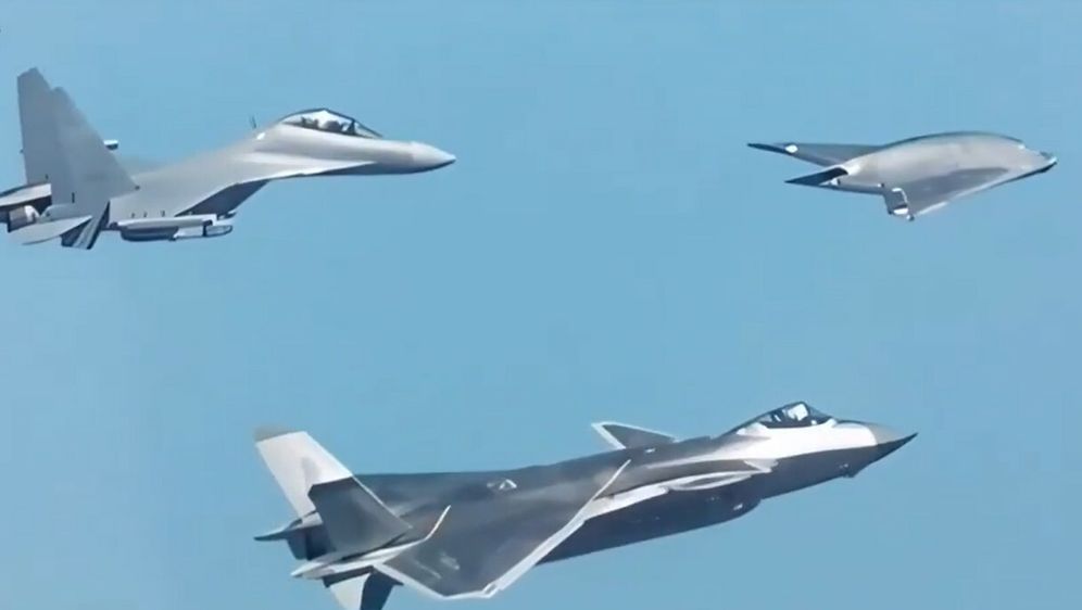 GJ-11 u letu s J-20 i J-16D