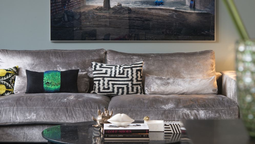 Elegantan stan u kojem su baršunasta kutna garnitura i električni kamin glavne zvijezde - 7