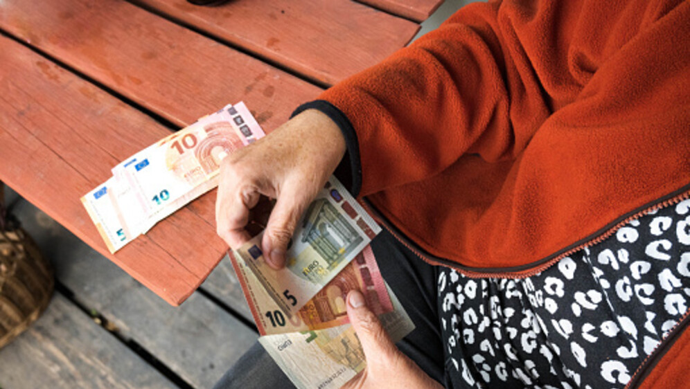 Žena broji novac, ilustracija