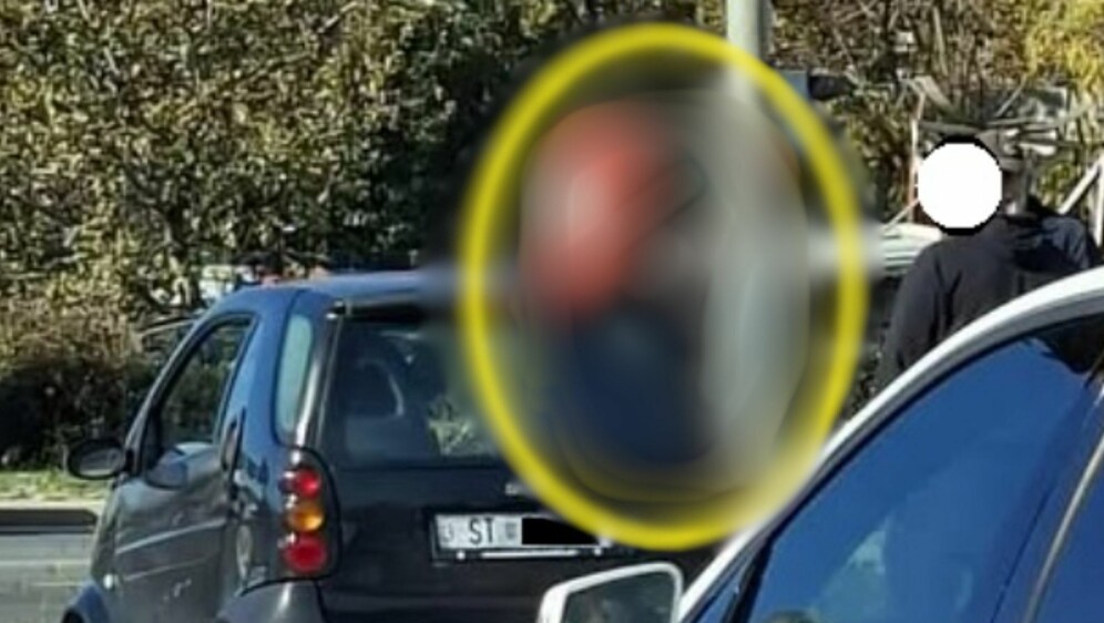 Smart na semaforu u bizarnoj sceni