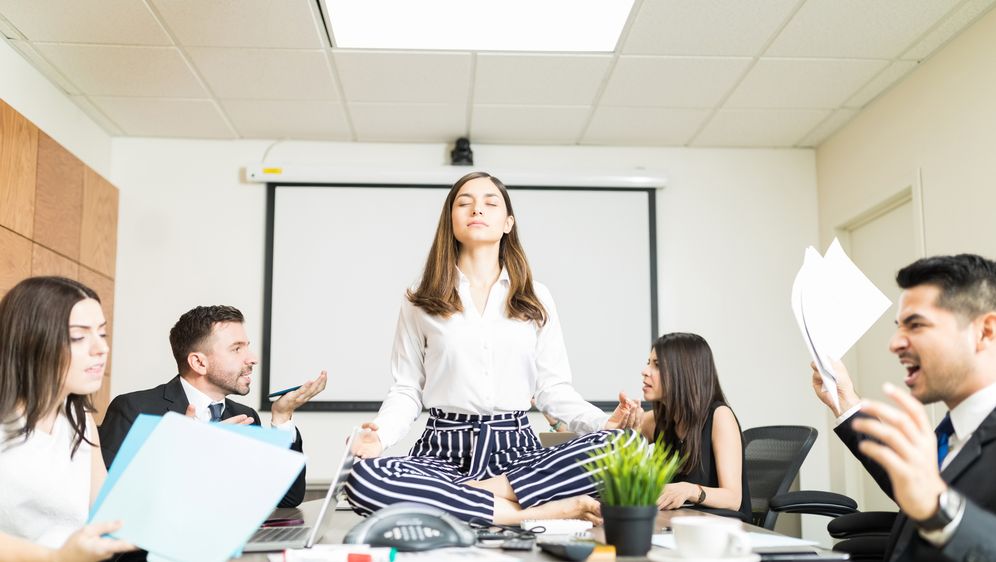 Meditacija na poslu, ilustracija
