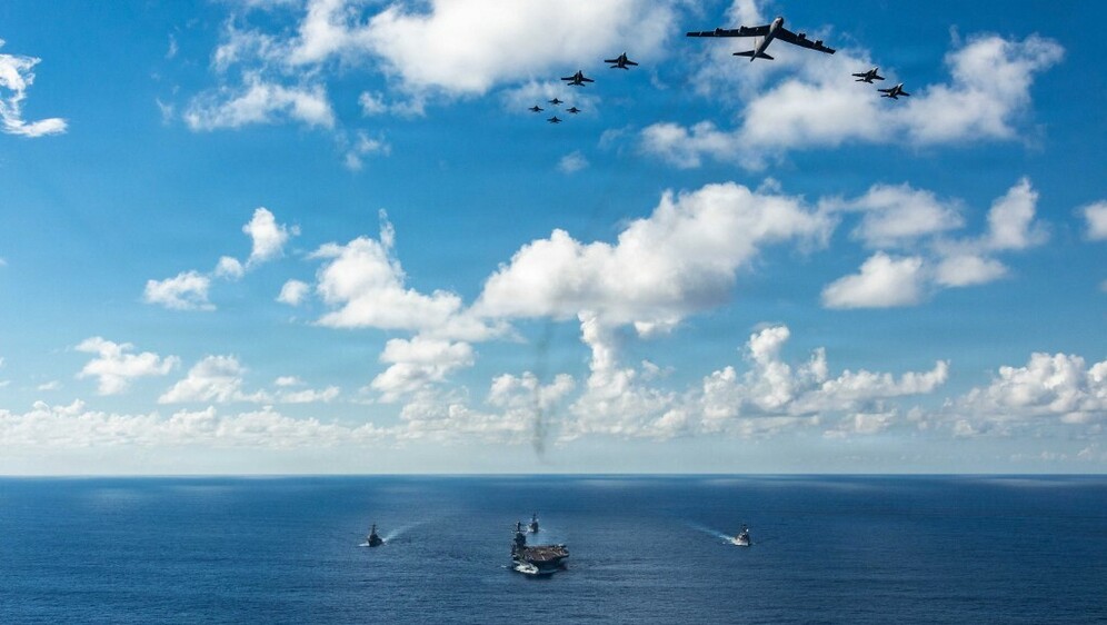 Gerald R. Ford i bombarder B-52 - 2