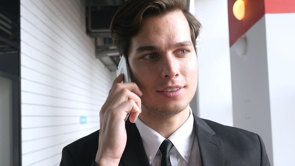 Poslovni čovjek priča na mobitel