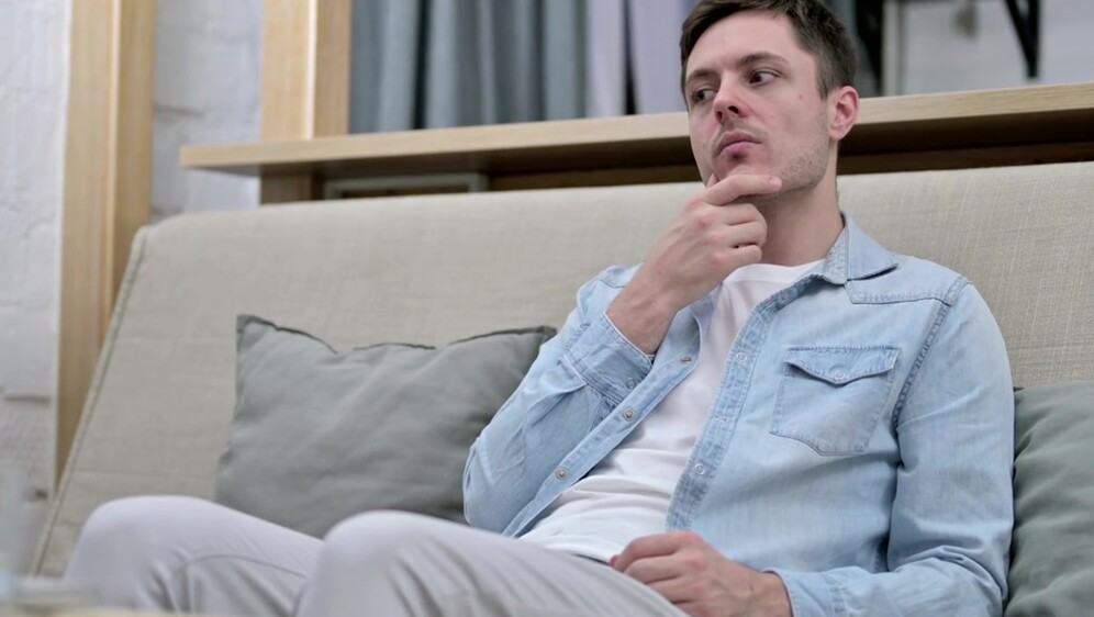 Razmišljanje i sjedenje na kauču