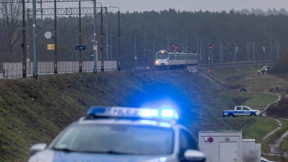 Poljska policija pored oštećene pruge