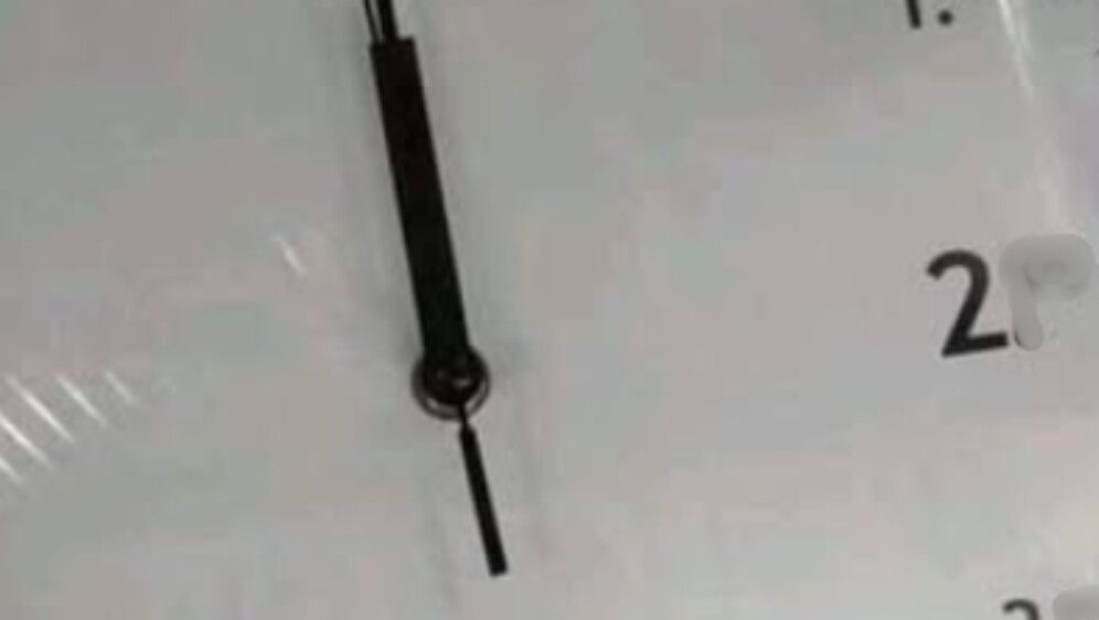 Neobičan dizajn zidnog sata