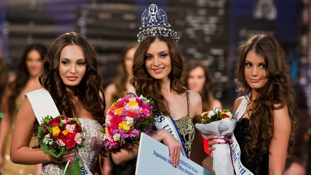 Dorotea Zoric (2.pratilja) i Elizabeta Burg (Miss) i Monika Mrvelj (1.pratilja).