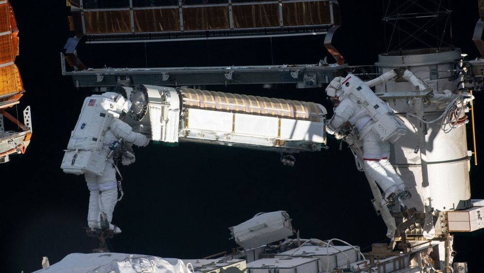 Astronauti u svemirskoj šetnji na ISS-u