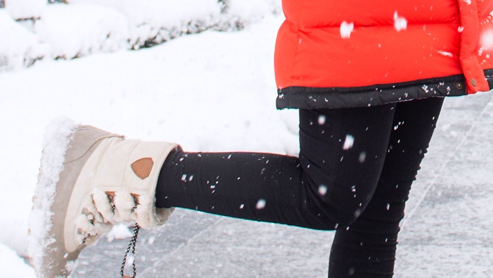 Žena u čizmama na snijegu