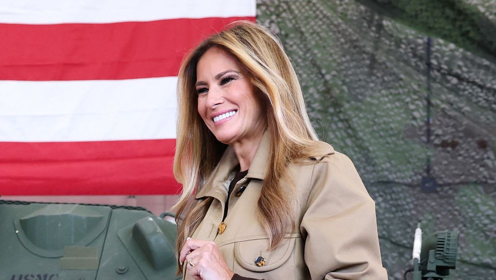 Melania Trump u kožnatim hlačama i gležnjačama od brušene kože - 3