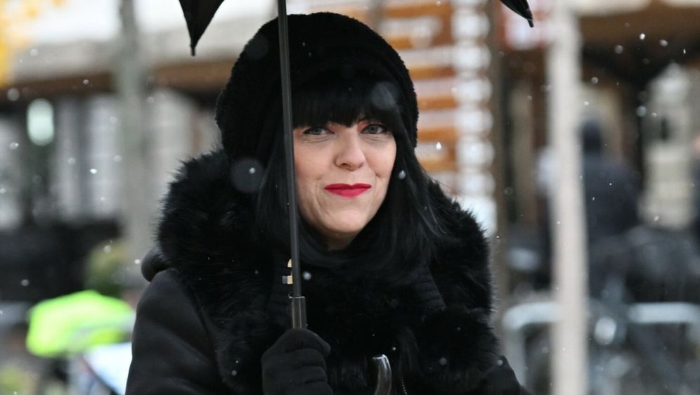 Mirela Holy s kišobranom na zagrebačkoj špici 2025. - 1