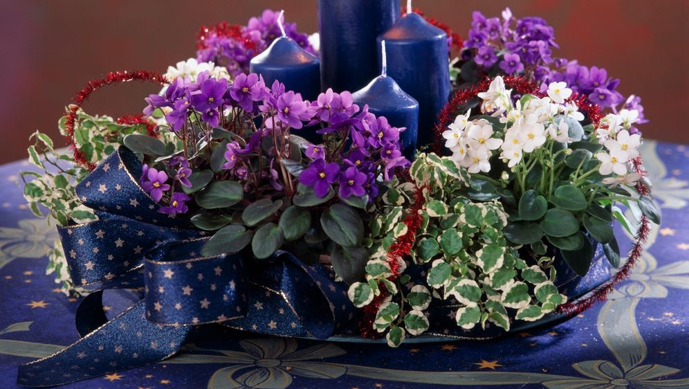 Adventski vijenci ukrašeni cvijećem