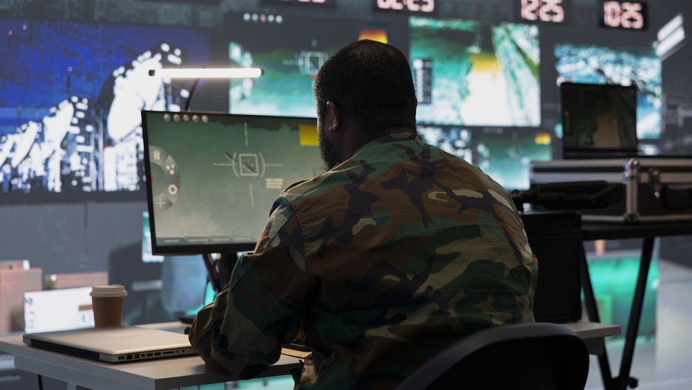 Vojnik za računalom, ilustracija