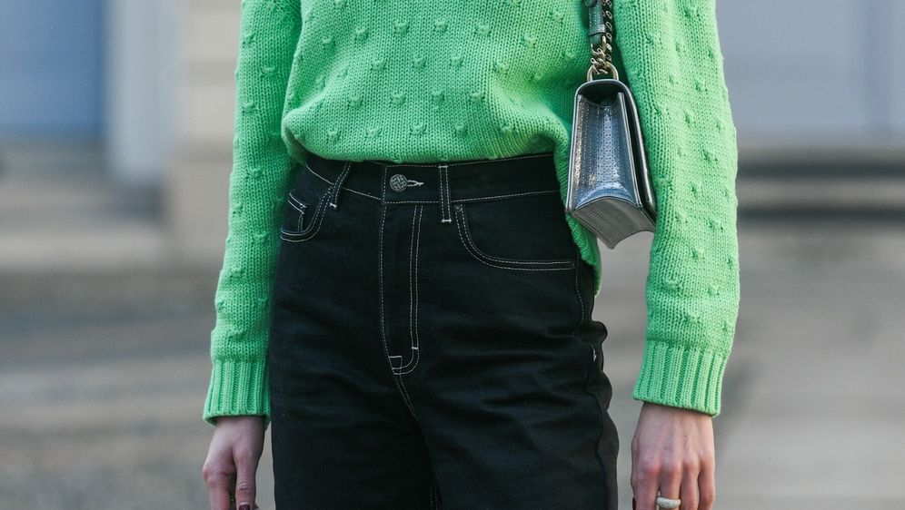 Tamni traper savršeno se slaže s pletivom