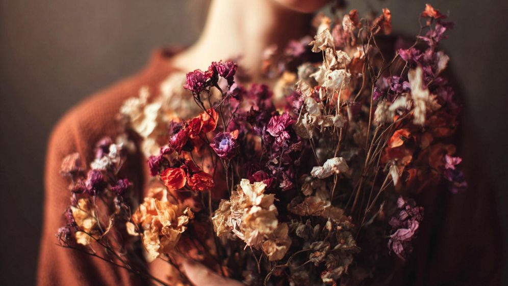 Žena drži suho cvijeće