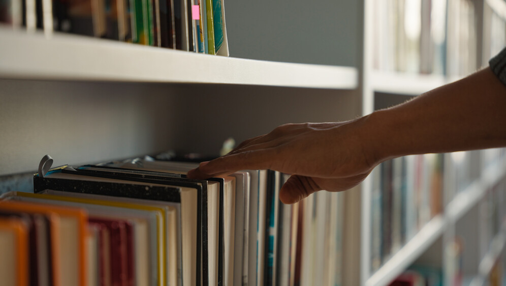 Kako se piše: između ili među